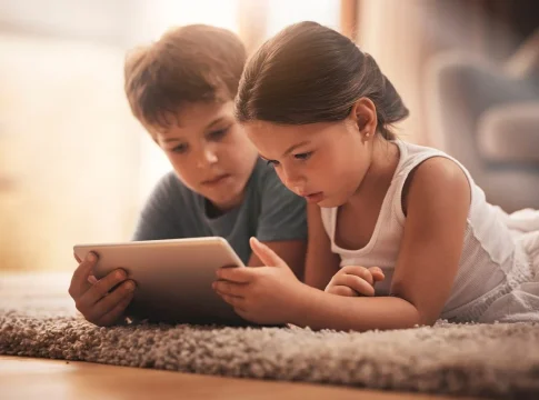 Los especialistas advierten riesgos crecientes en la salud infantil por exposición prolongada a pantallas Los especialistas advierten riesgos crecientes en la salud infantil por exposición prolongada a pantallas