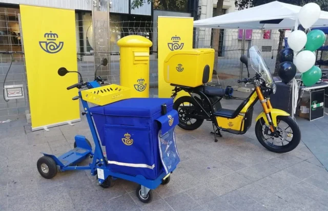 Los nuevos carros eléctricos de Correos entran en conflicto con el Reglamento General de Circulación