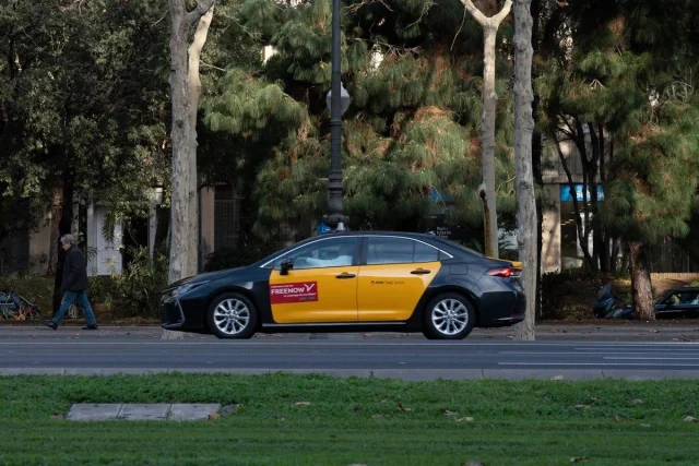 Los taxistas sentencian a los VTC en Barcelona: más taxis por habitante que París o Londres y una ley que puede borrar a Uber y Cabify