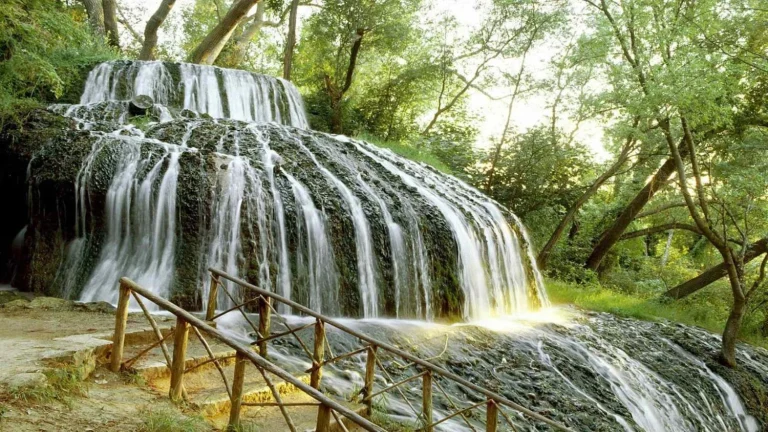 Nadie imaginaba que en Aragón existía una cascada como esta: la historia detrás del secreto natural que parece de otro continente