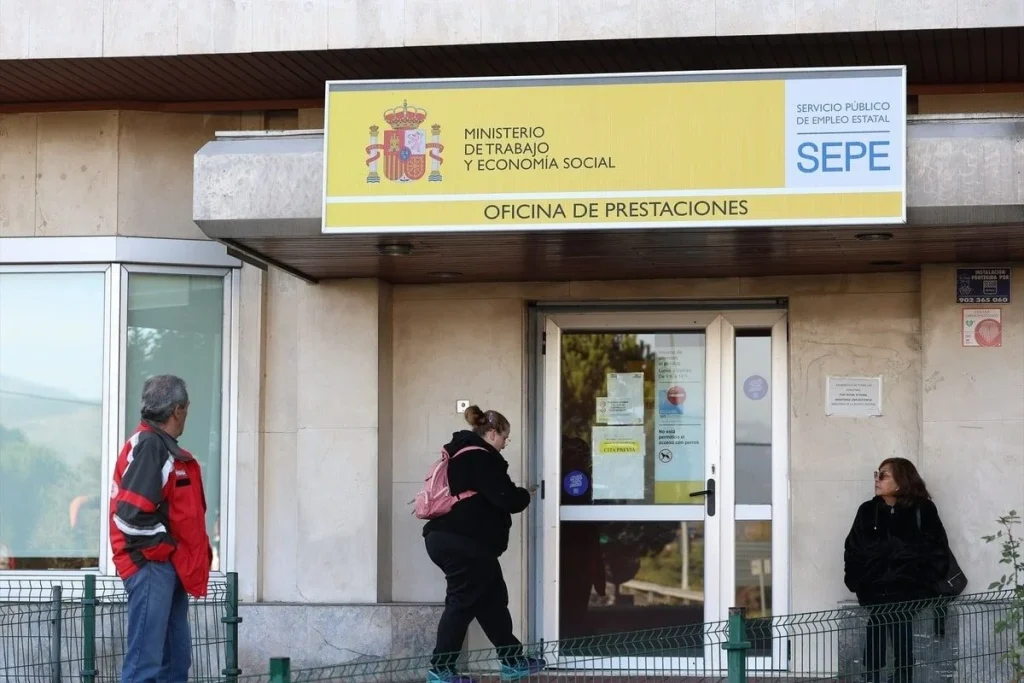 ¿Más parados pero más cotizantes? El enigma de los datos laborales de España en octubre 3 Mujeres y jóvenes: las dos caras del avance laboral