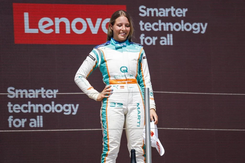 Nerea Martí, piloto española de automovilismo: "Hemos abierto muchas puertas a las niñas" 2 Nerea Martí en el podio