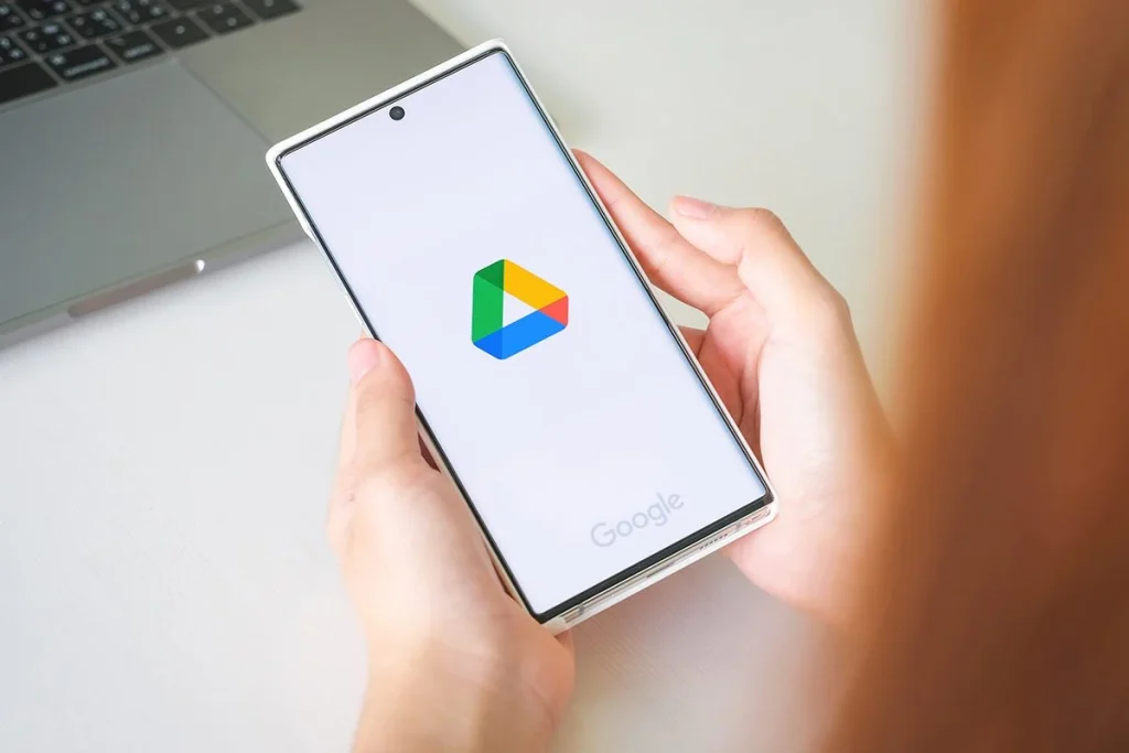 Nueva función en Google Drive potencia la accesibilidad y eficiencia con resúmenes hablados impulsados por IA