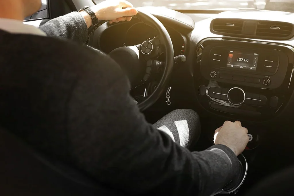 Nuevas tecnologías con IA en vehículos mejoran la experiencia y seguridad vial promovidas por la DGT