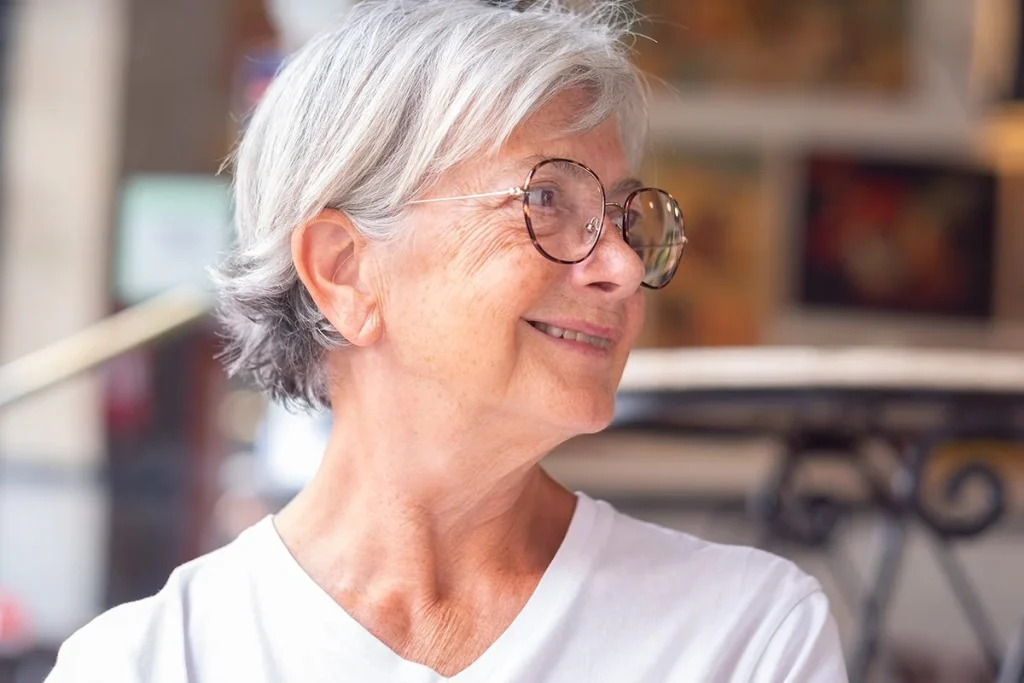 Nuevas terapias facilitan la restauración de la visión en adultos mayores gracias a la investigación médica