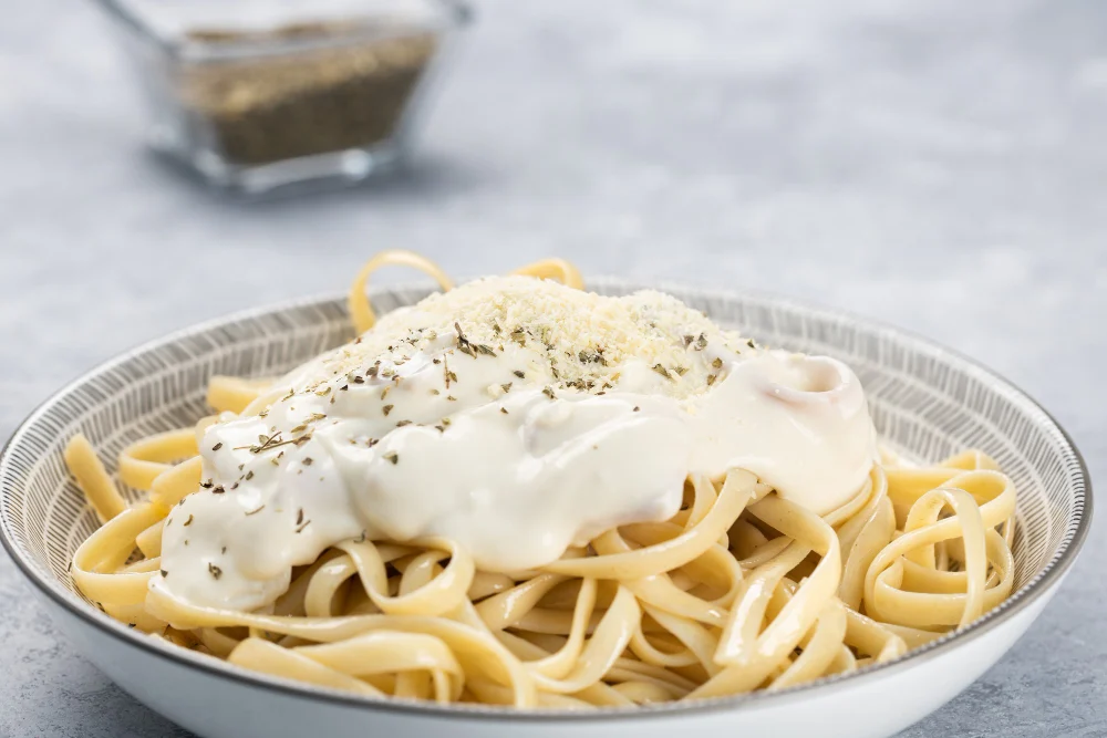 Así logran los italianos la pasta perfecta: olvídate de echar aceite al agua 1 El lienzo sobre el que se crea una buena pasta es el agua. Su cantidad y su punto de sal son determinantes para el resultado final, mucho más que cualquier aditivo innecesario. Fuente: Freepik