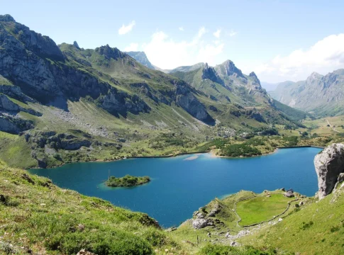 Somiedo, el parque natural que parece Suiza y se cubre de nieve en invierno Somiedo, el parque natural que parece Suiza y se cubre de nieve en invierno