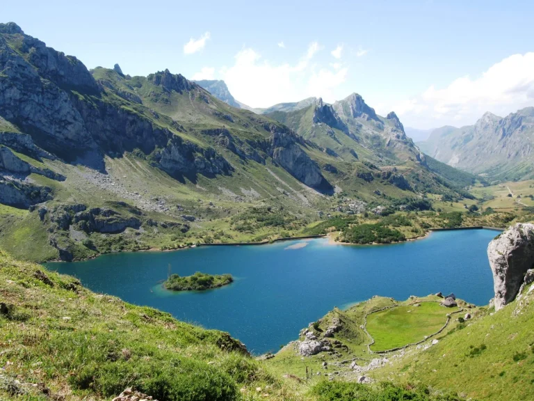 Somiedo, el parque natural que parece Suiza y se cubre de nieve en invierno