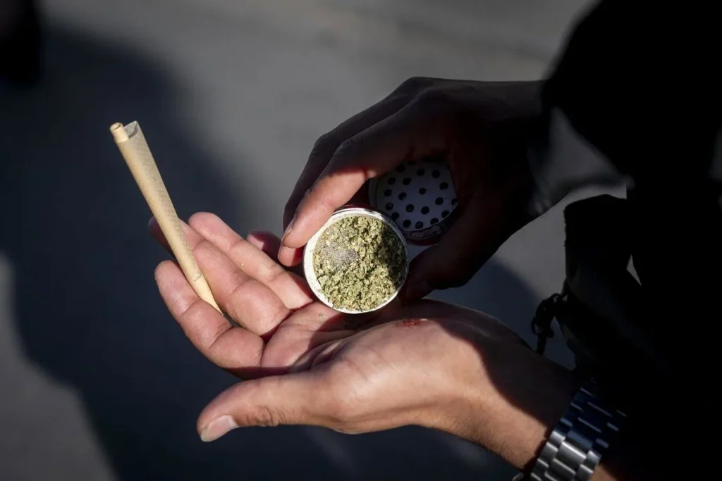 La Generación Z dice adiós a los porros y al tabaco, o eso dicen los nuevos datos sobre el consumo de los jóvenes españoles 2 Tabaco y vapeo: el humo ya no tiene glamour