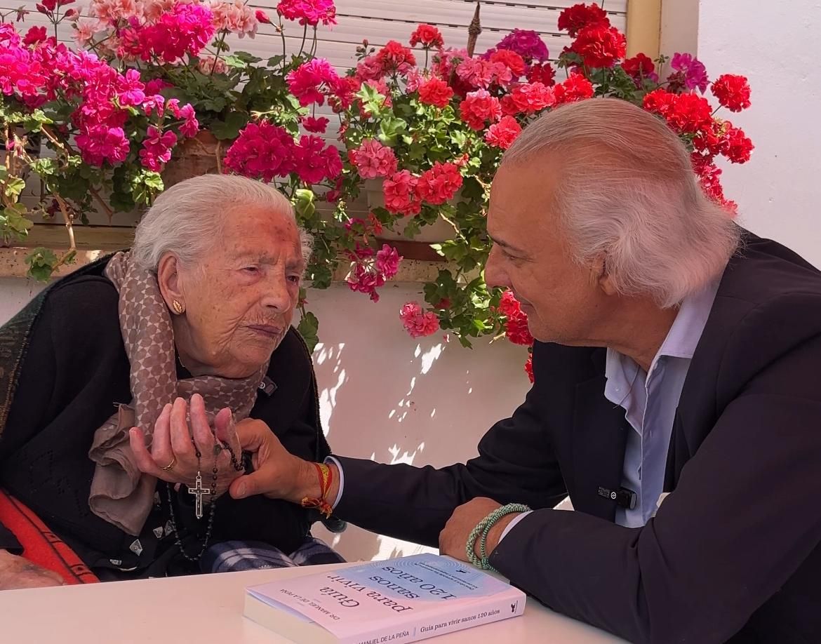 Teresa Fernández, con 112 años, se convierte en la más longeva de España, arropada por el doctor de la Peña 1 Teresa Fernndez Casado con el doctor Manuel de la Pea