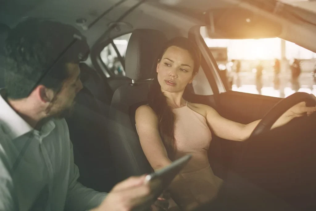 Tinder y Uber colaboran para ofrecer citas dobles en vehículo con experiencias personalizadas