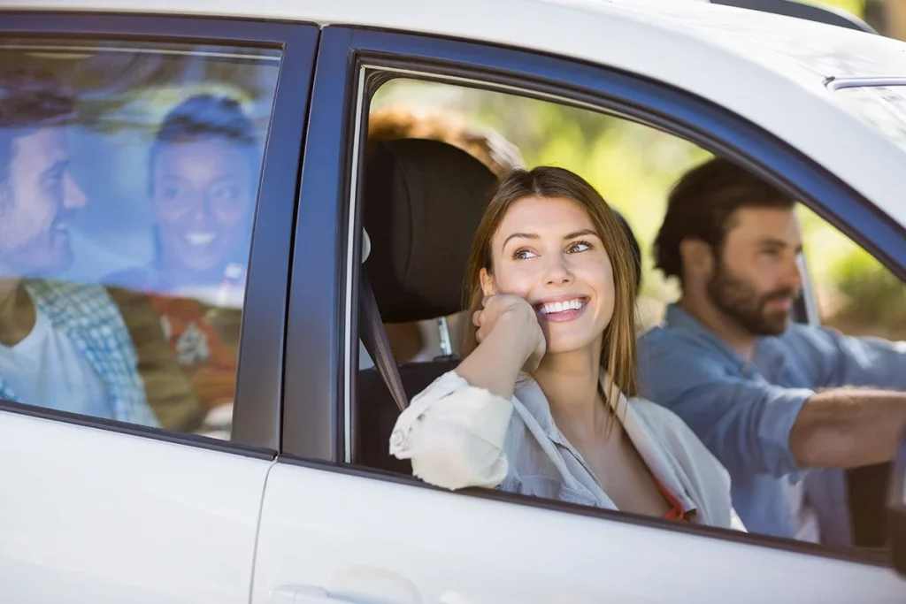 Tinder y unen fuerzas con Uber para revolucionar las salidas con amigos en coche