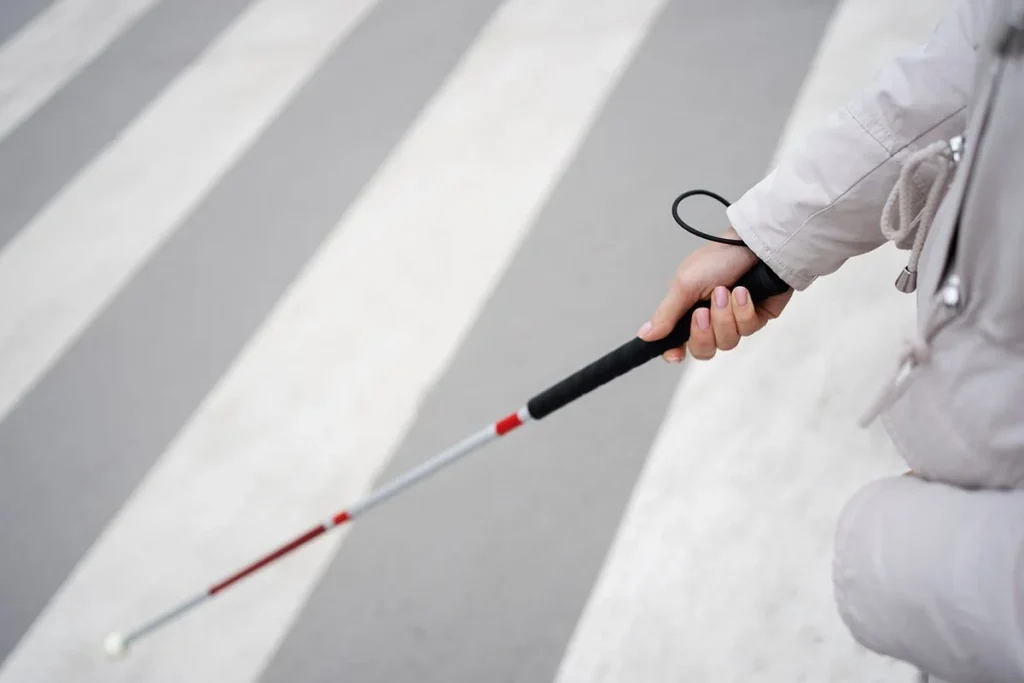 Tratamientos pioneros con implantes ofrecen esperanza real a personas con pérdida de visión