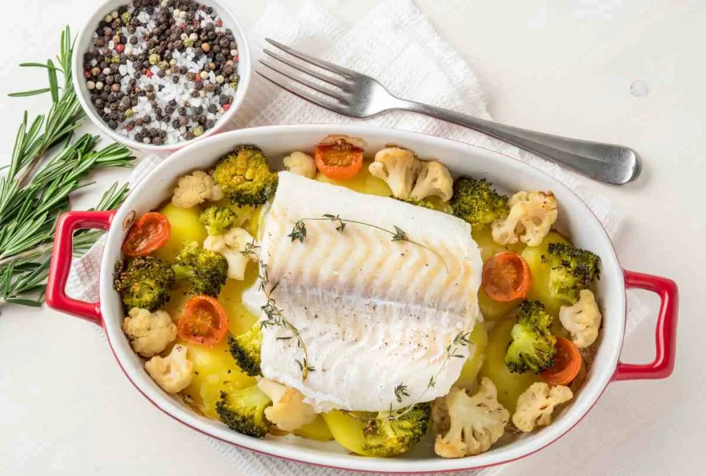 Descubre por qué este pescado blanco es la alternativa perfecta para inyectar sabor y proteína magra a tu dieta sin sumar calorías extra, dándole un toque gourmet. Fuente: Freepik 
