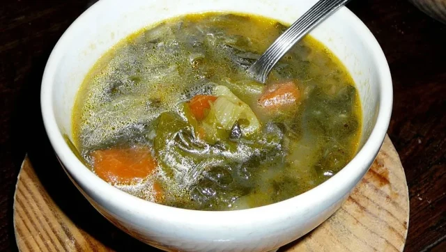 La técnica que sorprende a todos: cómo lograr un caldo gallego con sabor profundo