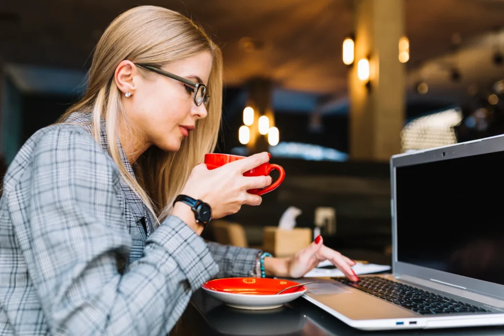 Aunque el café es el protagonista, no es el único elemento que puede interferir en la correcta absorción de los valiosos nutrientes de tu dieta. Fuente: Freepik 
