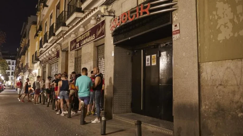 El Ayuntamiento de Madrid se pone serio con el problema del ruido, principal dolor de cabeza para el Distrito Centro 1 Una cola en la puerta de una discoteca del centro de Madrid