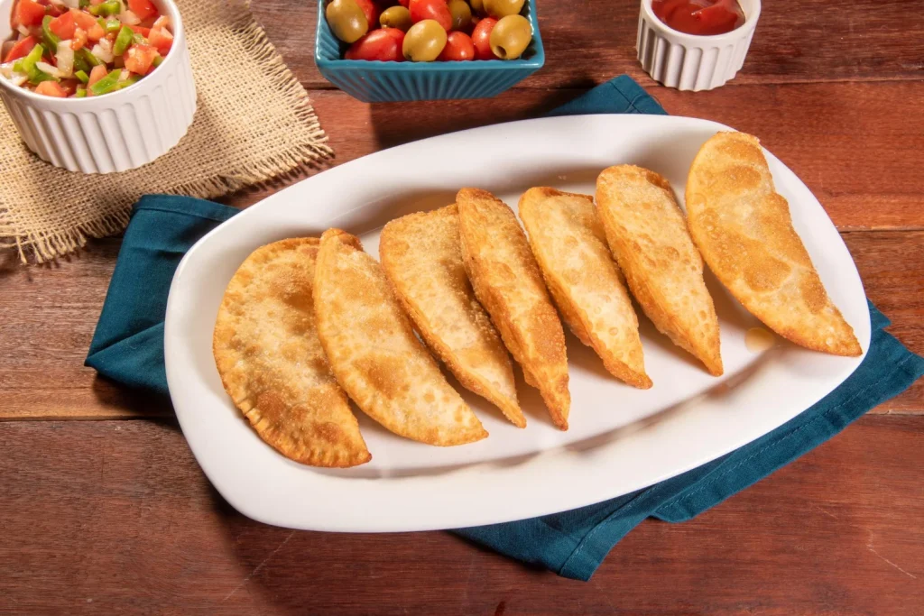 Desvelamos si merece la pena el esfuerzo de hacer la masa de las empanadillas caseras o si la opción del supermercado es suficiente. Fuente: Freepik 
