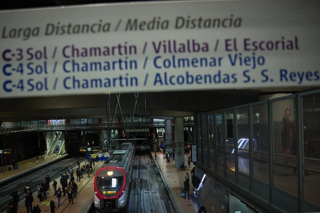 Un cartel en Atocha con algunas de las líneas de Cercanías que pasan por Chamartín