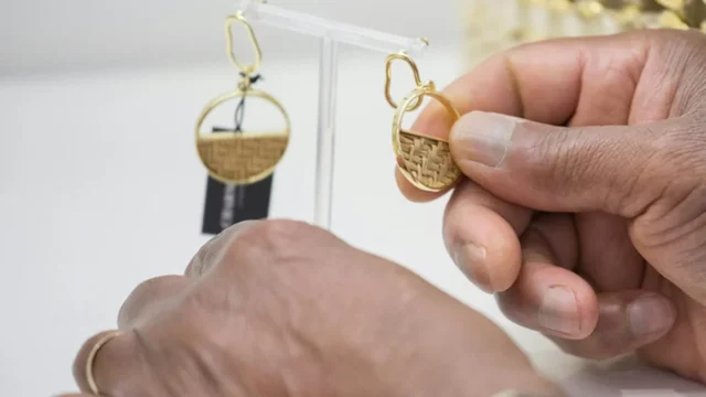 La fiebre del oro: cambiar de gafas o reparar el coche ahora se paga empeñando anillos y collares