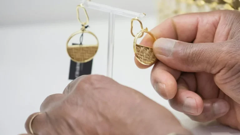 La fiebre del oro: cambiar de gafas o reparar el coche ahora se paga empeñando anillos y collares