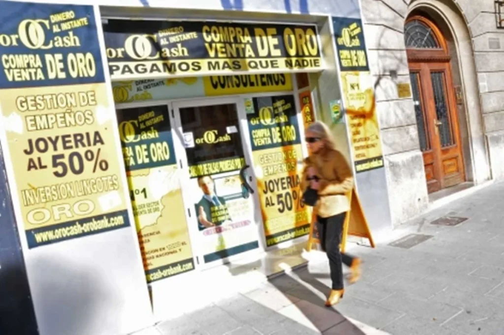 La fiebre del oro: cambiar de gafas o reparar el coche ahora se paga empeñando anillos y collares Fuente: Agencias