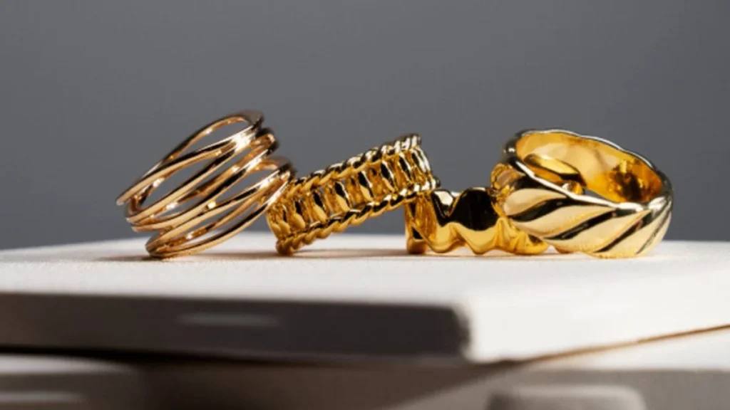 La fiebre del oro: cambiar de gafas o reparar el coche ahora se paga empeñando anillos y collares Fuente: Agencias