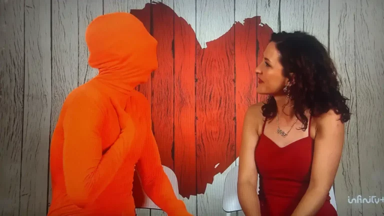 ¿Quién es Pasajero Zeta? La cita más surrealista de 'First Dates' se presenta sin rostro ni voz, obligando al programa a romper todas sus reglas