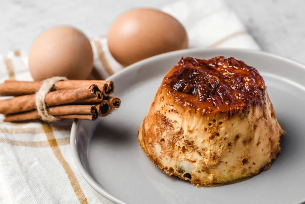 Microondas revolucionaria: así se prepara el flan más viral del momento 2 Analizamos las razones del éxito arrollador de este flan que ha inundado las redes sociales. Fuente: Freepik