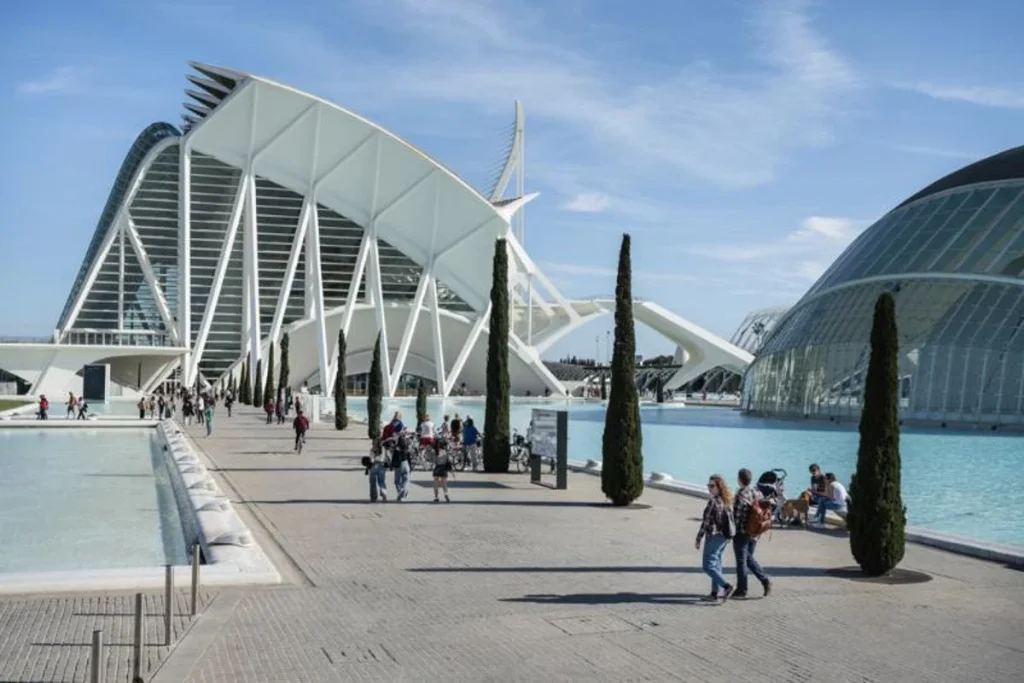 Esta es la ciudad de España que ha sido nombrada como la mejor del mundo para jubilarse, ¿estás de acuerdo? 3 La comunidad de expatriados y los trámites prácticos