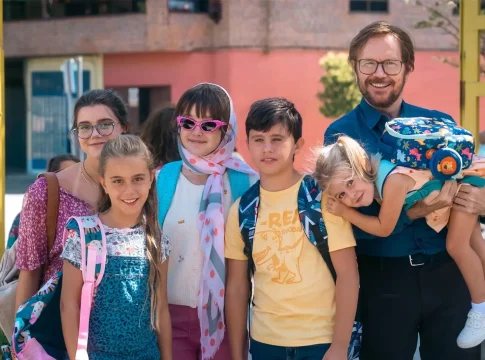 La saga de 'Padre no hay más que uno' salta a la televisión: Atresmedia desvela la fecha de estreno y las primeras imágenes de la serie | Fuente: Antena 3 La saga de 'Padre no hay más que uno' salta a la televisión: Atresmedia desvela la fecha de estreno y las primeras imágenes de la serie