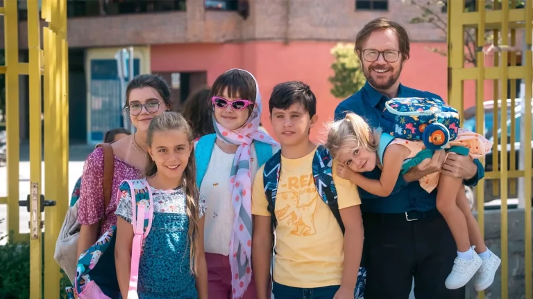 La saga de 'Padre no hay más que uno' salta a la televisión: Atresmedia desvela la fecha de estreno y las primeras imágenes de la serie