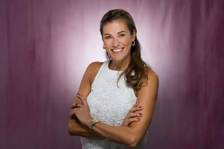 Foto corporativa con sello profesional; Felix Damian abre nuevo estudio en Paseo del Prado