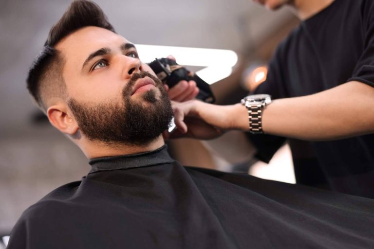 Cuidado masculino y estilo otoñal; la propuesta de HIS Barbería para las fiestas