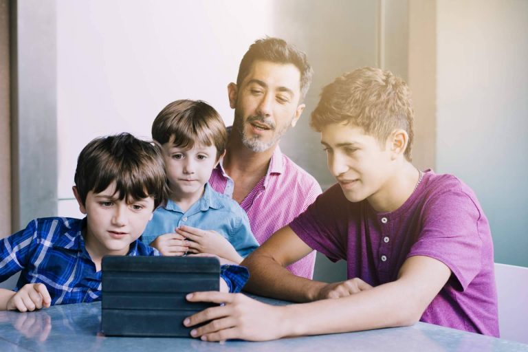 Ciberseguridad familiar o cómo enseñar a los hijos a proteger su dinero online con responsabilidad
