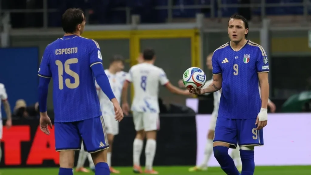 Italia toca fondo: un histórico del fútbol europeo al filo de perder su tercera cita Mundial seguida Fuente: Agencias