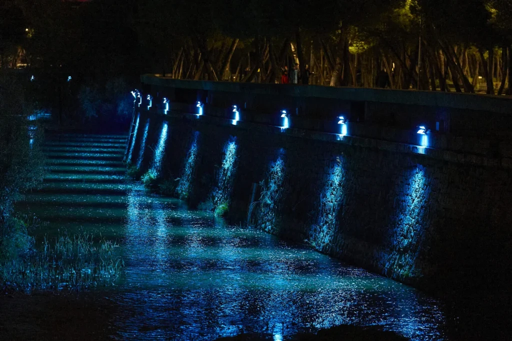 luces en el cauce del río Manzanares en Madrid