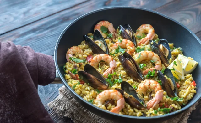 La técnica olvidada que transforma tu paella: un gesto sencillo que multiplica el sabor.