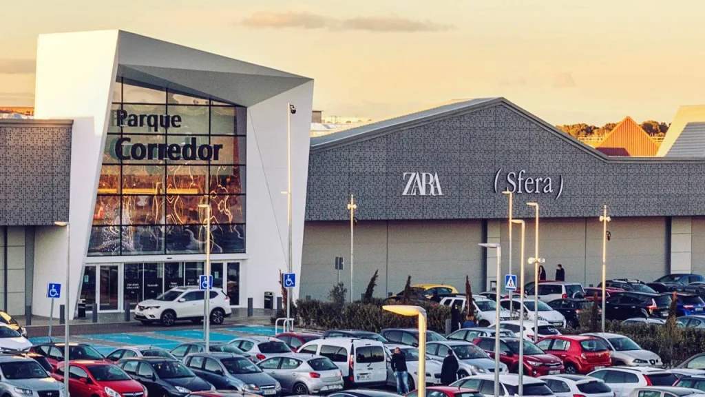 Fachada del centro comercial Parque Corredor, en Torrejón de Ardoz (Madrid) 