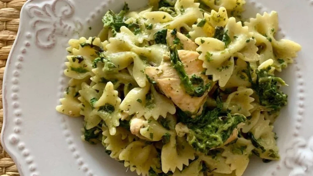 Así logran los italianos la pasta perfecta: olvídate de echar aceite al agua 2 El matrimonio perfecto en la cocina italiana es el de la pasta y su salsa. La clave está en cómo se unen, un paso que transforma un plato bueno en uno inolvidable y cremoso. Fuente: Freepik