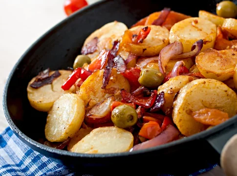 La receta de patatas a lo pobre que te salva los almuerzos con solo 4 ingredientes (y sin esfuerzo) La receta de patatas a lo pobre que te salva los almuerzos con solo 4 ingredientes (y sin esfuerzo)