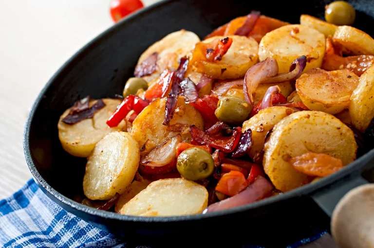 La receta de patatas a lo pobre que te salva los almuerzos con solo 4 ingredientes (y sin esfuerzo)