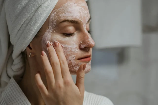 ¿Tu exfoliante facial no está funcionando? El 90% lo elige mal, pero desde hoy acertarás con la fórmula perfecta según tu tipo de piel