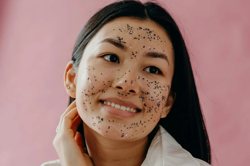 ¿Tu exfoliante facial no está funcionando? El 90% lo elige mal, pero desde hoy acertarás con la fórmula perfecta según tu tipo de piel 1 La piel solo agradece cuando se usa correctamente el exfoliante facial