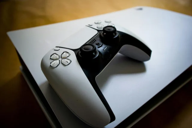 ​Sony y Amazon se unen para que no te quedes sin tu consola este 2025: La PS5 alcanza su precio más bajo en un Black Friday de locura