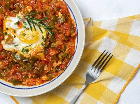 El consejo de las cocineras de pueblo: el gesto que cambia tu pisto manchego para siempre. El consejo de las cocineras de pueblo: el gesto que cambia tu pisto manchego para siempre.
