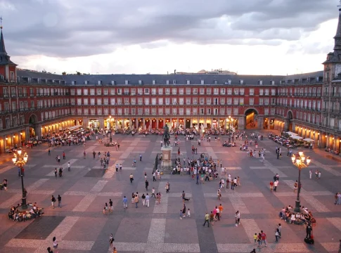 Así caes en la trampa de la Plaza Mayor: comida basura a precio de oro frente al festín que te espera a 100 metros Así caes en la trampa de la Plaza Mayor: comida basura a precio de oro frente al festín que te espera a 100 metros
