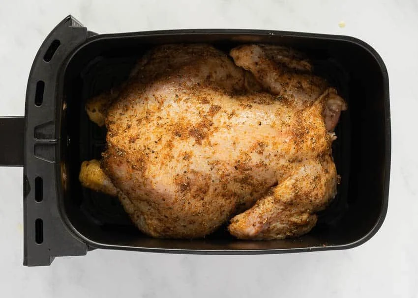 3 recetas para tu freidora de aire para llevar a la oficina en la semana 17 Esta propuesta con tu freidora de aire es la prueba de que se puede comer de lujo en la oficina con una receta rápida y llena de sabor mediterráneo. Fuente: Freepik