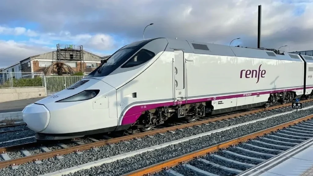 Renfe responde a Iryo y Ouigo con el Black Friday y viajes desde 7 euros Fuente: Renfe