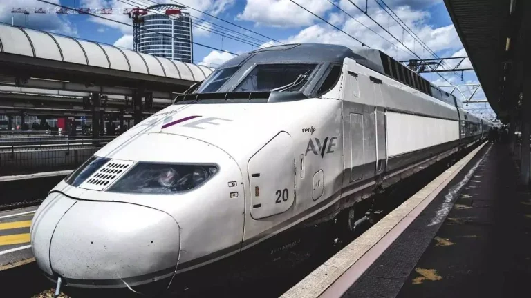 Renfe responde a Iryo y Ouigo con el Black Friday y viajes desde 7 euros
